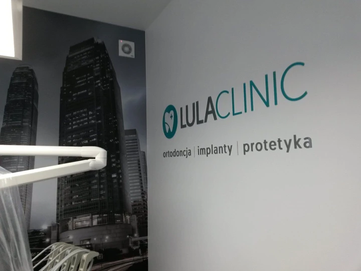 Napis z pleksi na ścianę dla firmy Lula Clinic w Złotowie.