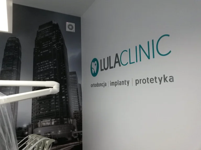 Napis z pleksi dla firmy Lula Clinic w Złotowie.