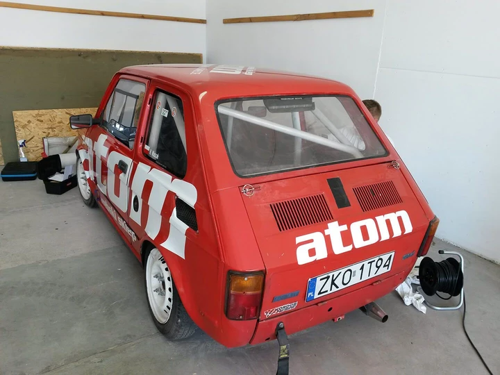 Oklejenie Fiata 126p dla firmy Atom na rajd Monte Karlino