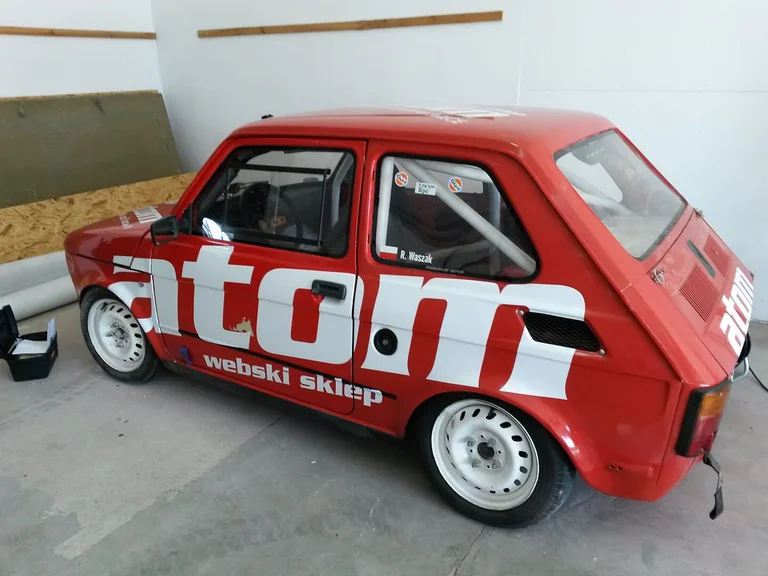 Oklejenie Fiata 126p dla Atom Webski Sklep na rajd Monte Karlino