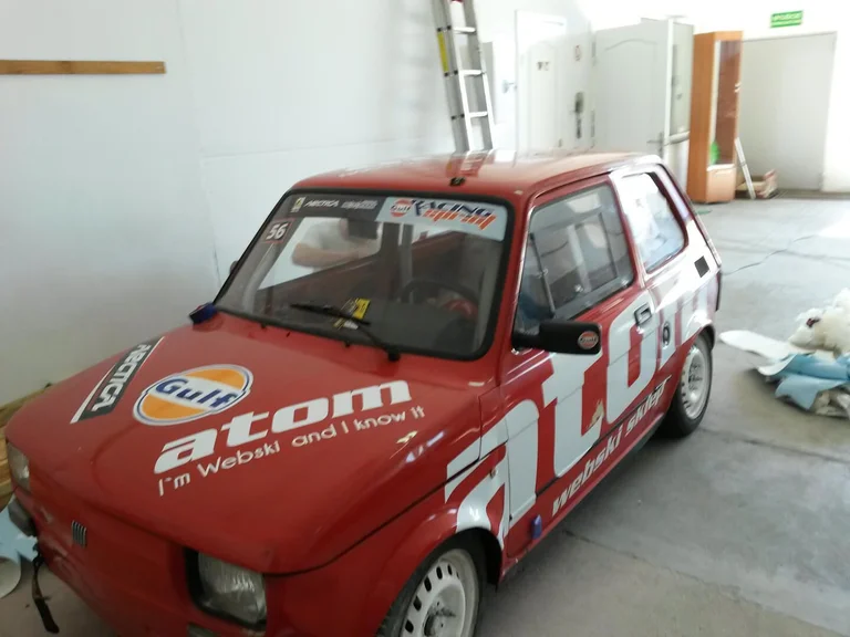 Oklejenie Fiata 126p dla Atom Webski Sklep na rajd Monte Karlino
