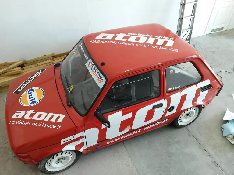 Oklejenie Fiata 126p dla Atom Webski Sklep na rajd Monte Karlino
