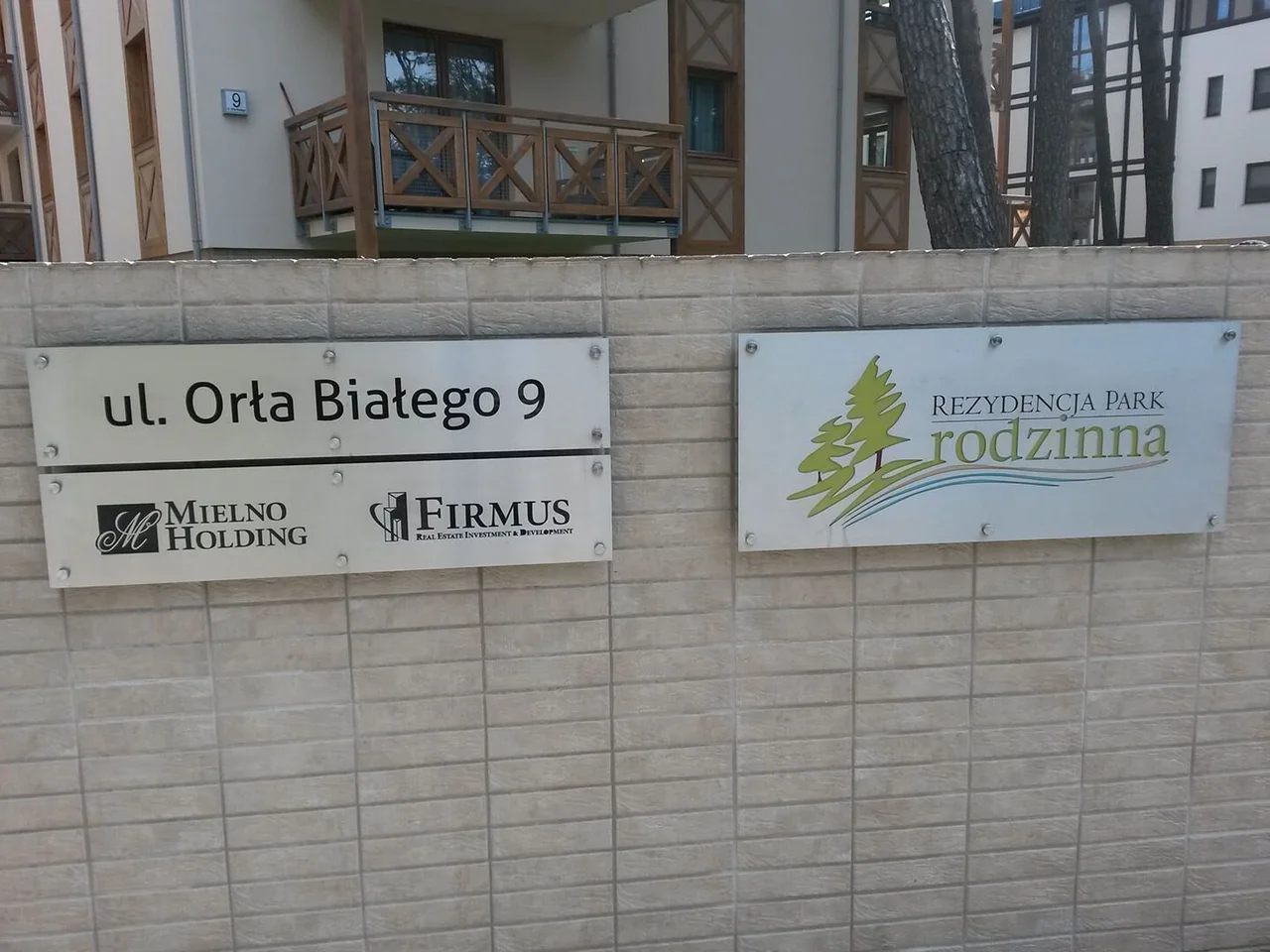 Tablice ze stali szczotkowanej dla firmy Firmus w Mielnie