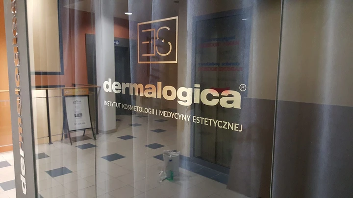 Oznakowanie salonu Dermalogica