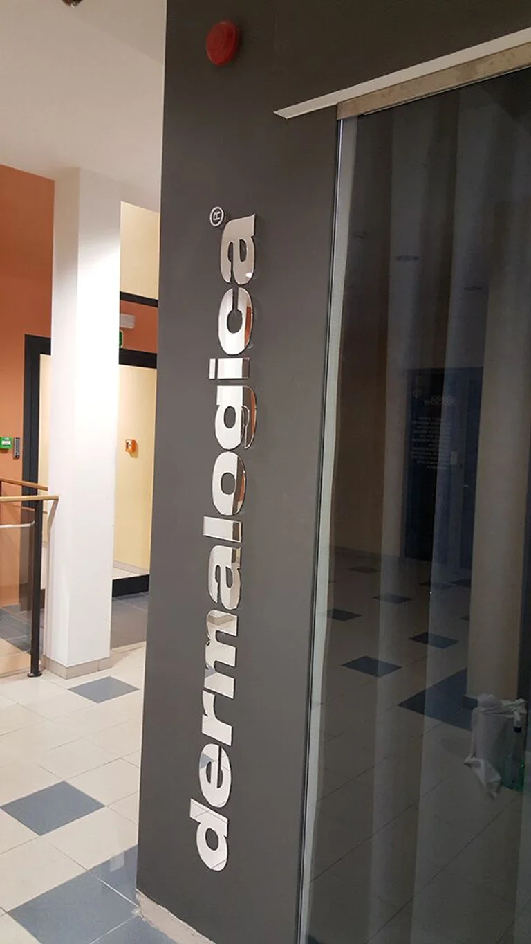 Oznakowanie salonu Dermalogica