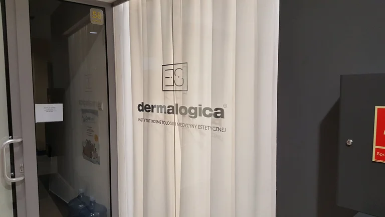 Oznakowanie salonu Dermalogica