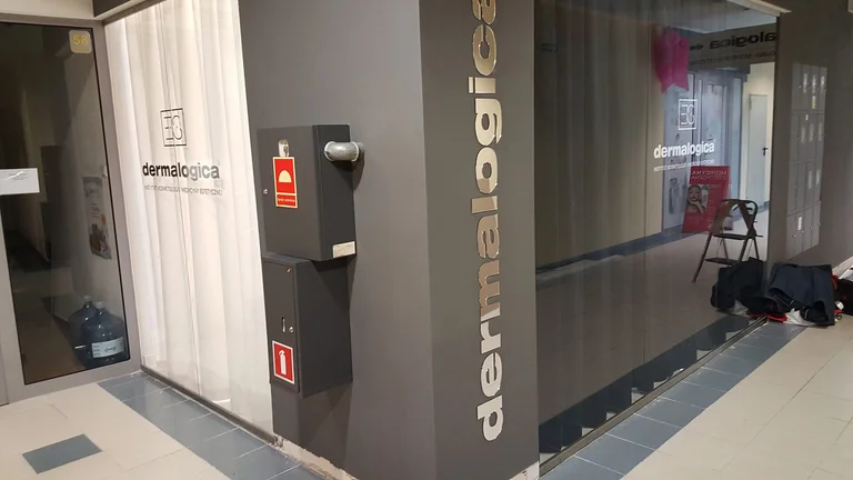 Oznakowanie salonu Dermalogica