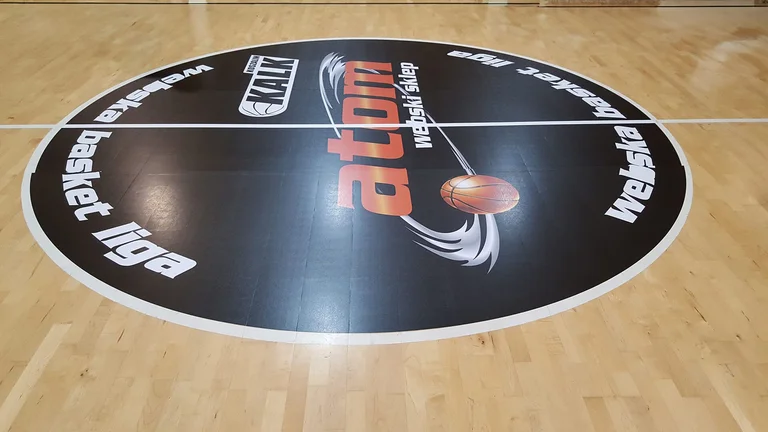 Logo na parkiecie Atom Webski Sklep