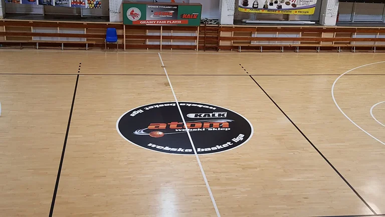 Logo na parkiecie Atom Webski Sklep