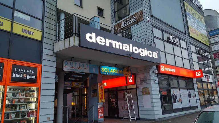 System reklamowy dla Dermalogica
