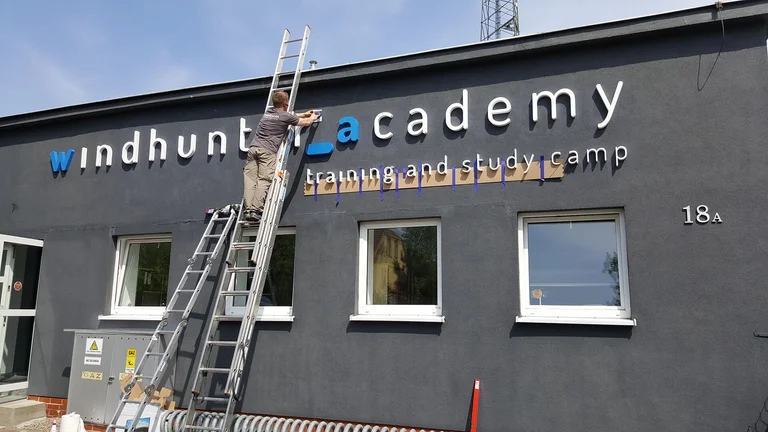 Przestrzenne logo Akademii Wiatru