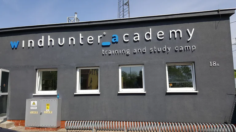 Przestrzenne logo Akademii Wiatru