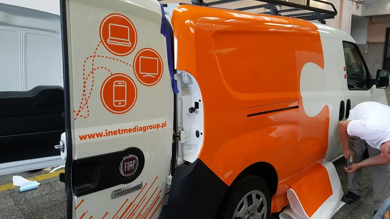 Oklejenie pojazdu serwisowego Inet Media Group