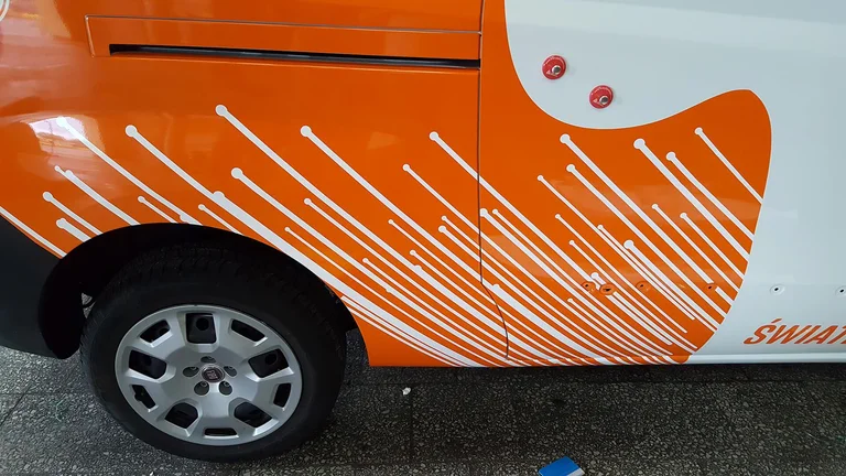 Oklejenie pojazdu serwisowego Inet Media Group