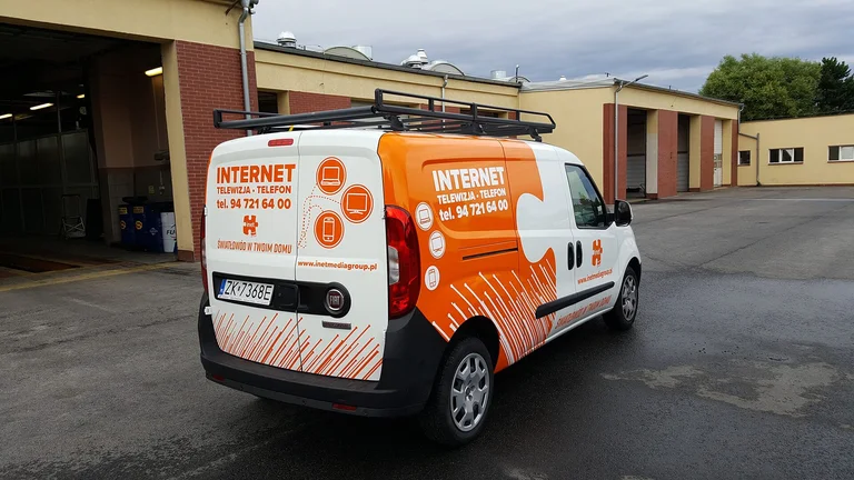 Oklejenie pojazdu serwisowego Inet Media Group