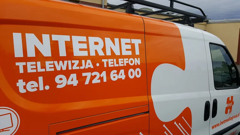 Oklejenie pojazdu serwisowego Inet Media Group
