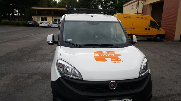 Oklejenie pojazdu serwisowego Inet Media Group