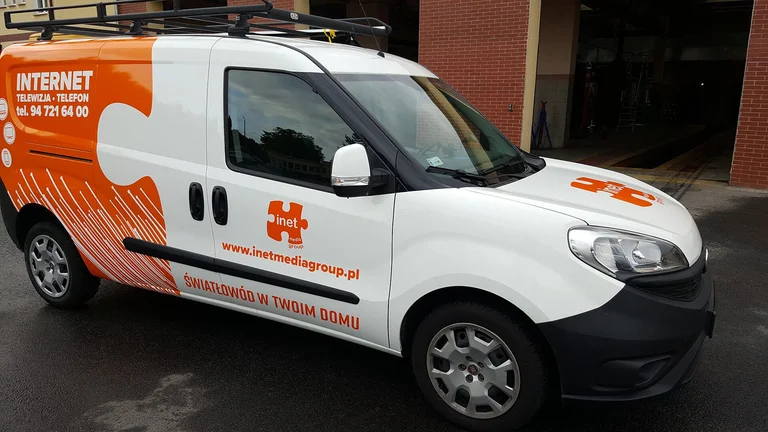 Oklejenie pojazdu serwisowego Inet Media Group