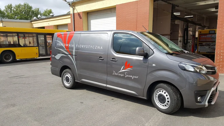 Oklejenie pojazdu Pracowni Florystycznej