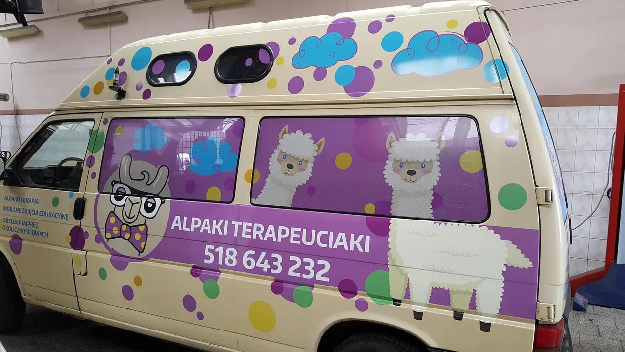 Oklejenie pojazdu Alpaki Terapeuciaki