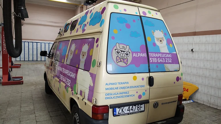 Oklejenie pojazdu Alpaki Terapeuciaki