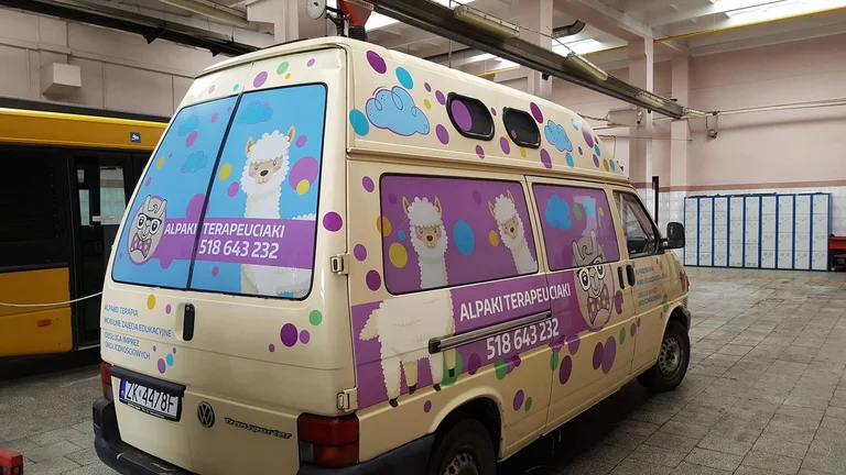 Oklejenie pojazdu Alpaki Terapeuciaki