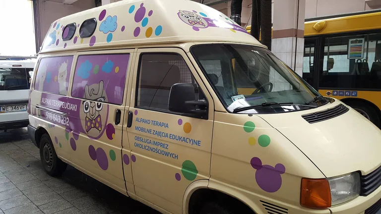 Oklejenie pojazdu Alpaki Terapeuciaki