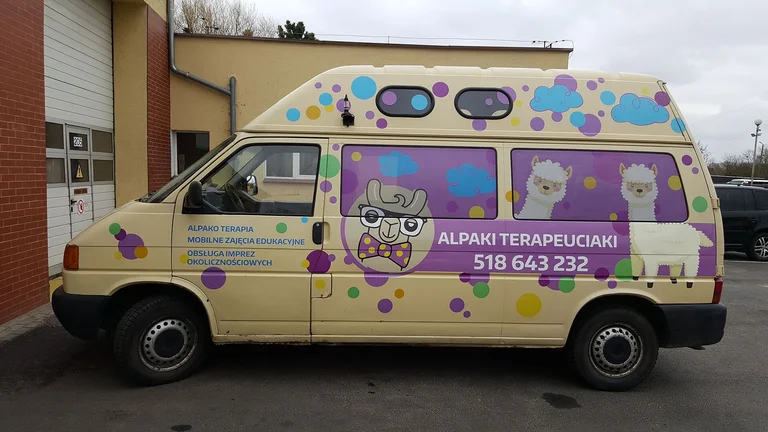Oklejenie pojazdu Alpaki Terapeuciaki