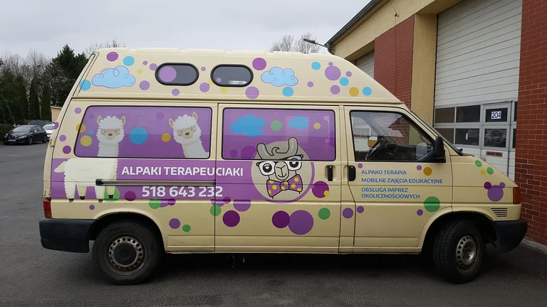 Oklejenie pojazdu Alpaki Terapeuciaki